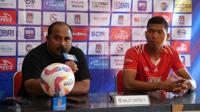 Pelatih Malut United FC, Imran Nahumarury, dan kiper Muhammad Fahri dalam jumpa pers menjelang laga melawan Semen Padang di Liga 1, Kamis (12/9/2024) di Stadion Sultan Agung, Bantul.