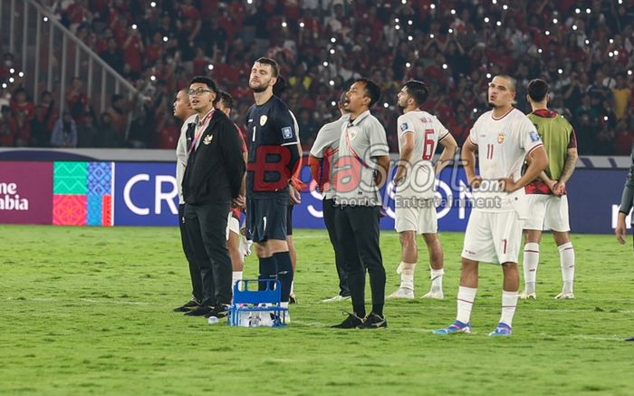 Maarten Paes dan Ragnar Oratmangoen beserta jajaran timnas Indonesia lainnya saat sedang mengikuti nyanyi bersama Tanah Airku di Stadion Utama Gelora Bung Karno, Senayan, Jakarta, Selasa (10/9/2024).