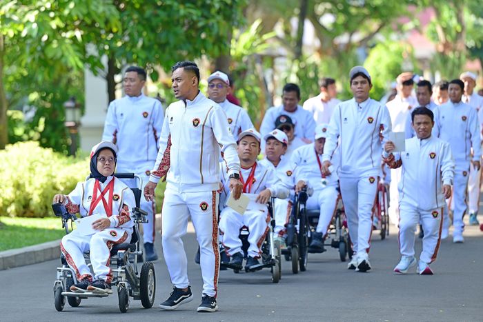 Atlet-atlet Indonesia di Paralimpiade Paris 2024 berjalan saat acara penyerahan bonus oleh Pemerintah di Istana Merdeka, Jakarta, 11 September 2024.