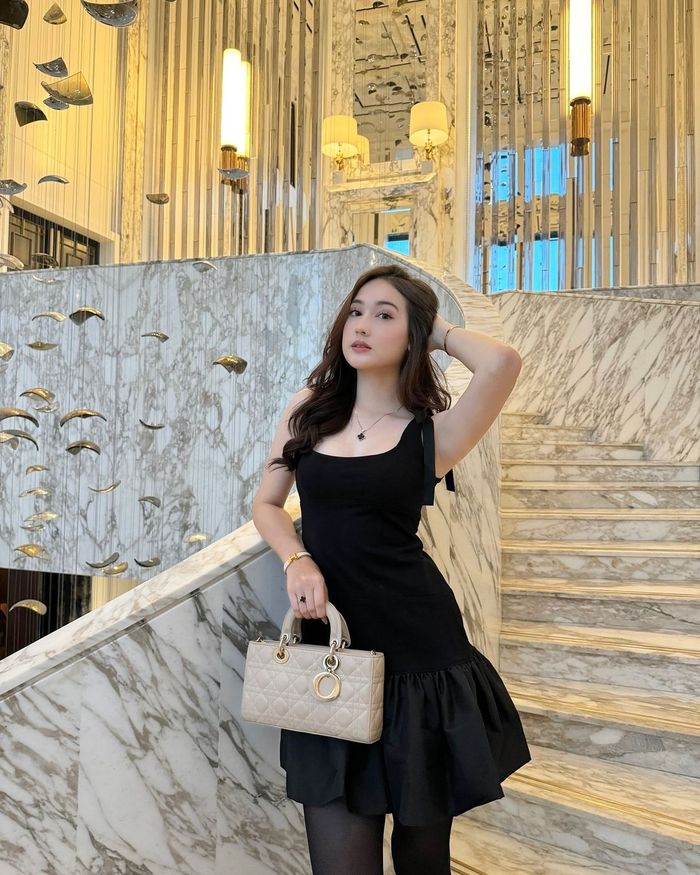 OOTD Laura Moane kenakan dress mini hitam.