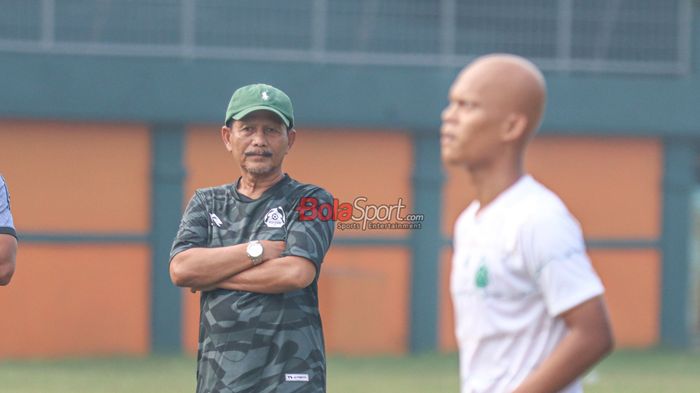 Pelatih Persikabo 1973, Djadjang Nurdjaman, saat melatih para pemainnya di Stadion Mini Cibinong, Bogor, Jawa Barat, Jumat (13/9/2024) pagi.