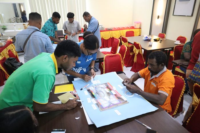 Proses pelatihan metode Crew-Operated Data Recording System (CODRS) di Kantor YKAN, Sorong, Papua Barat Daya, Senin, 9 September 2024. 