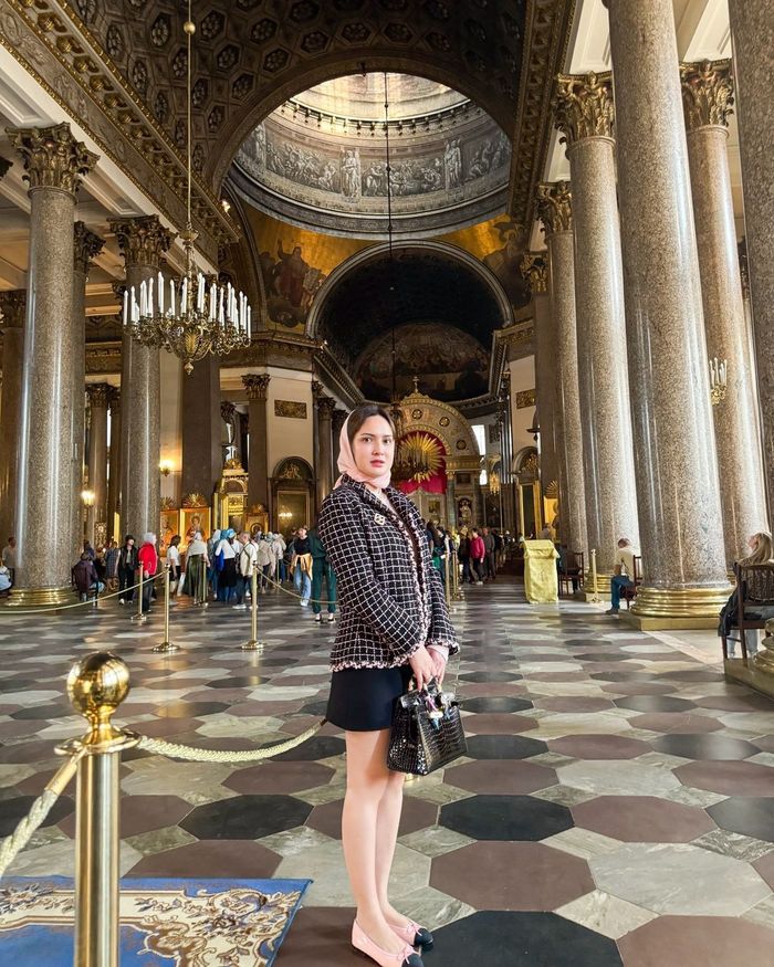 Potret modis dan branded Shandy Aulia di Rusia.