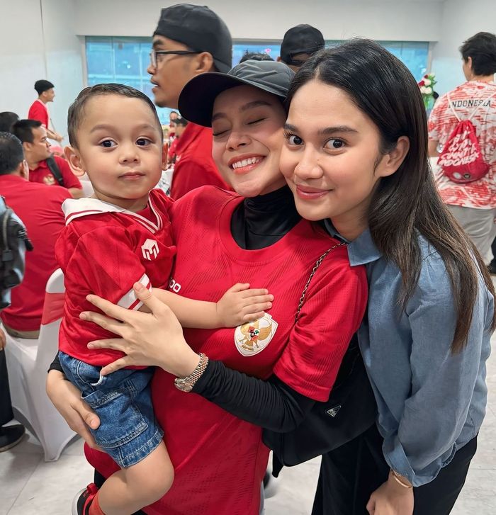 Foto Lesti Kejora bareng Azizah Salsha setelah nonton Timnas.