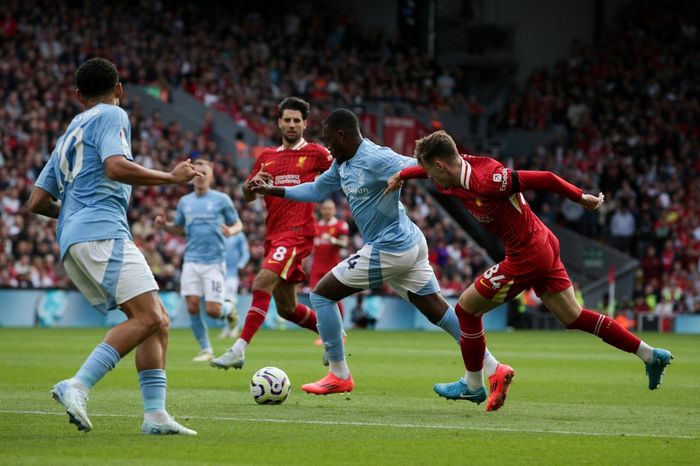 Gelandang Nottingham Forest, Callum Hudson-Odoi, menggiring bola melewati pemain Liverpool pada laga pekan ke-4 Liga Inggris di Stadion Anfield, Sabtu (14/0/2024).