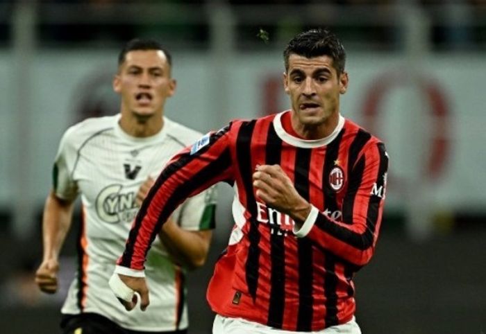 Bek Venezia, Jay Idzes, mengejar striker AC Milan, Alvaro Morata, dalam laga pekan ke-4 Liga Italia di San Siro, Sabtu (14/9/2024).