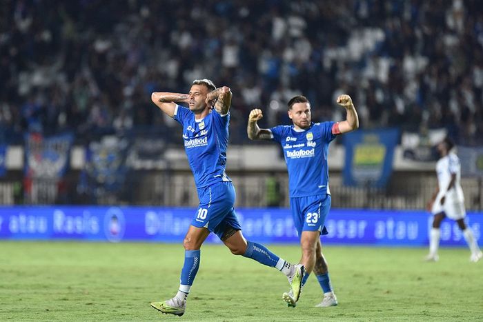 Pemain Persib Bandung, Tyronne del Pino melakukan selebrasi setelah mencetak gol ke gawang PSIS Semarang, Minggu (15/9/2024).