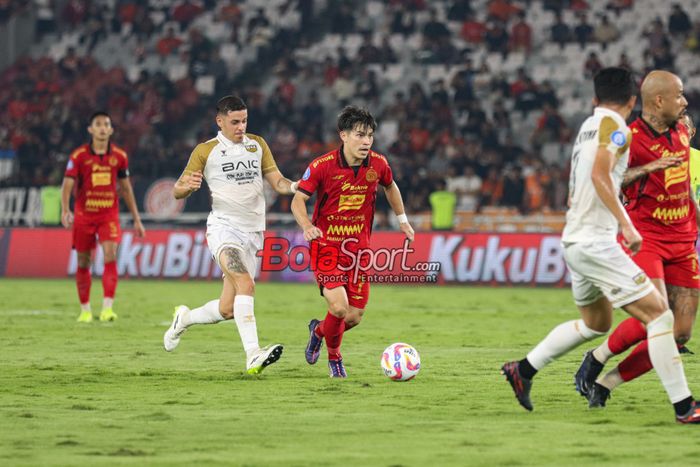 Ryo Matsumura (kanan) sedang menguasai bola dan dibayangi Alexis Nahuel Messidoro (kiri) laga pekan kelima Liga 1 2024 antara Persija versus Dewa United di Stadion Utama Gelora Bung Karno, Senayan, Jakarta, Senin (16/9/2024) malam.