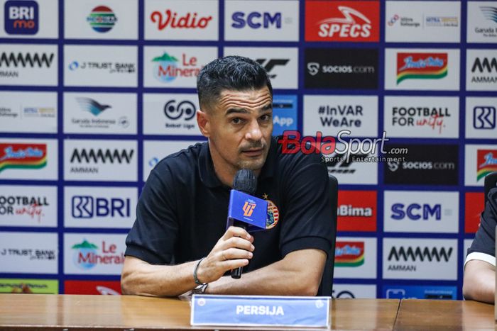 Pelatih Persija Jakarta, Carlos Pena, sedang memberikan keterangan kepada awak media di Stadion Utama Gelora Bung Karno, Senayan, Jakarta, Senin (16/9/2024) malam.