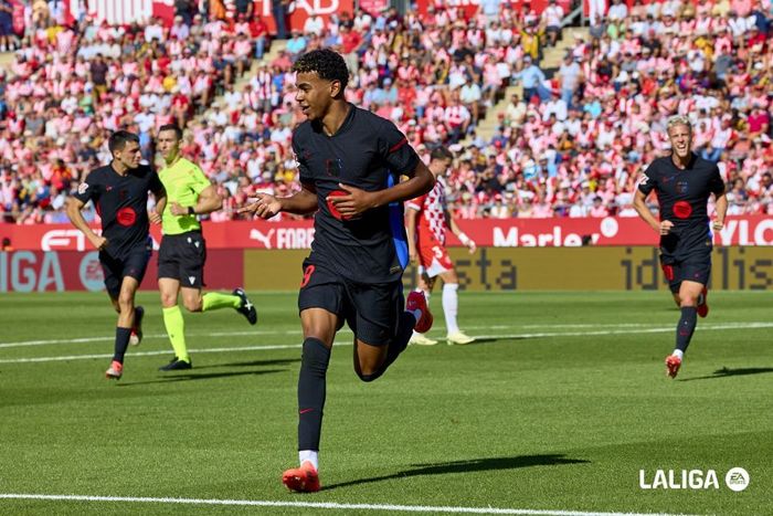 Winger Barcelona, Lamine Yamal (paling kanan), merayakan gol ke gawang Girona pada laga pekan ke-4 Liga Spanyol di Stadion Montolivi, Minggu (15/9/2024).