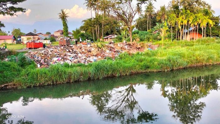 Banyak sampah plastik yang tidak dikelola dengan baik di Indonesia. Dibuang begitu aja atau dibakar sehingga menjadi mikroplastik yang membahayakan kesehatan manusia dan satwa liar.
