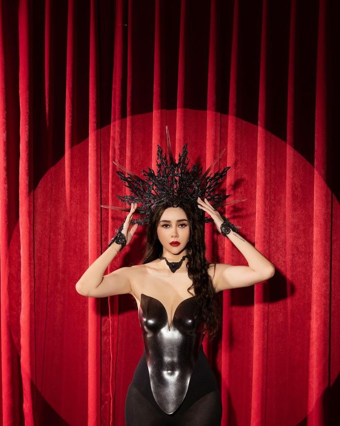 Pemotretan Aura Kasih dengan konsep dark dan misterius.