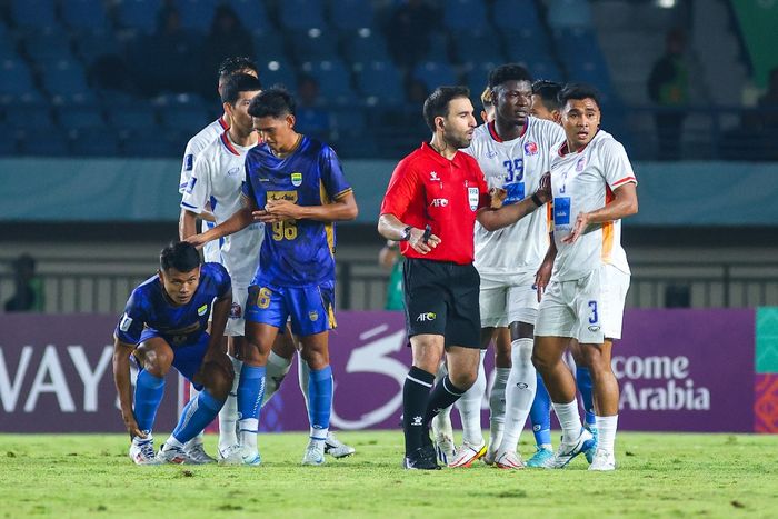 Momen Asnawi Mangkualam melakukan pelanggaran keras kepada Dimas Drajad pada laga Persib Bandung kontra Port FC di AFC Champions League 2 2024/2025.