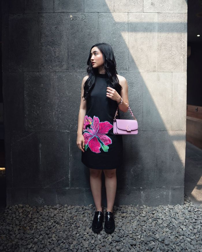 OOTD Febby Rastanty kenakan halter neck dress.