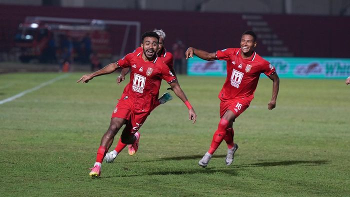 Yance Sayuri merayakan gol yang dicetaknya sebelum mengalami cedera dalam laga Liga 1 antara Malut United melawan Bali United, Sabtu (21/9/2024) di Stadion Sultan Agung, Bantul.