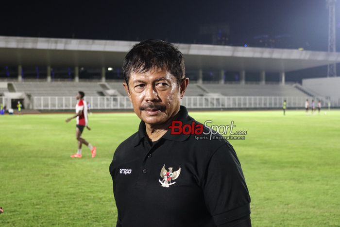 Pelatih timnas U-20 Indonesia, Indra Sjafri, sedang memberikan keterangan kepada awak media di Stadion Madya, Senayan, Jakarta, Minggu (22/9/2024).