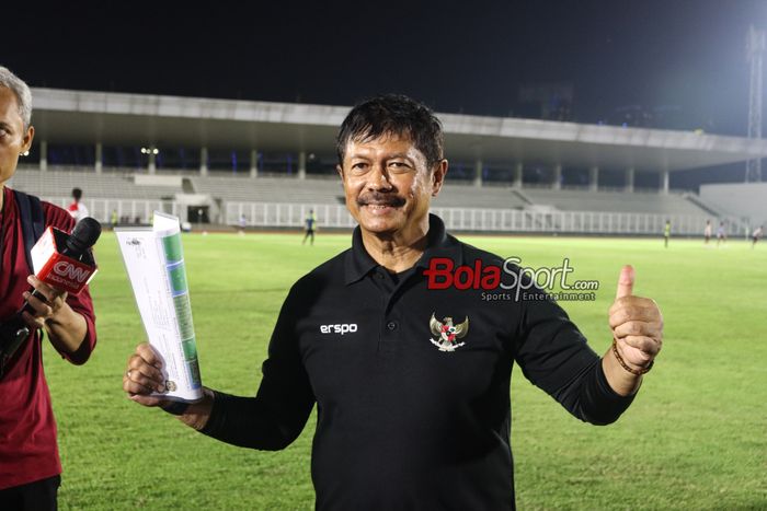 Pelatih timnas U-20 Indonesia, Indra Sjafri, sedang memberikan keterangan kepada awak media di Stadion Madya, Senayan, Jakarta, Minggu (22/9/2024).