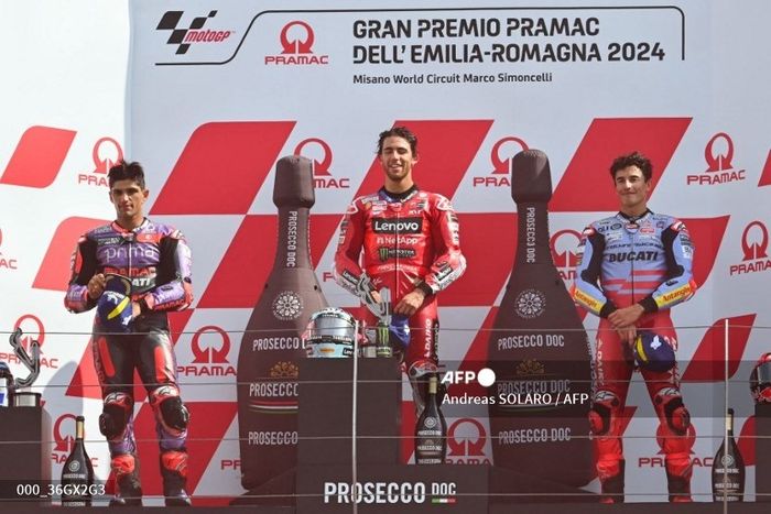 Enea Bastianini, Jorge Martin, dan Marc Marquez berdiri di podium MotoGP Emilia Romagna 2024 di Sirkuit Misano, Italia, Minggu, 22 September 2024