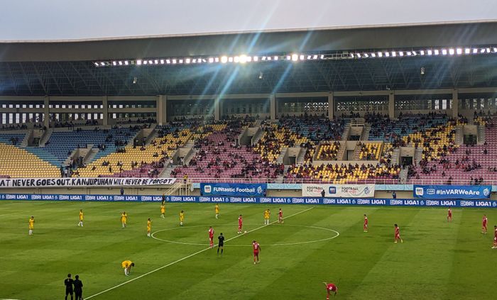 Suasana pertandingan Persis vs Persik pada laga pekan keenam Liga 1 2024-2025 di Stadion Manahan, Surakarta, Senin (23/9/2024).