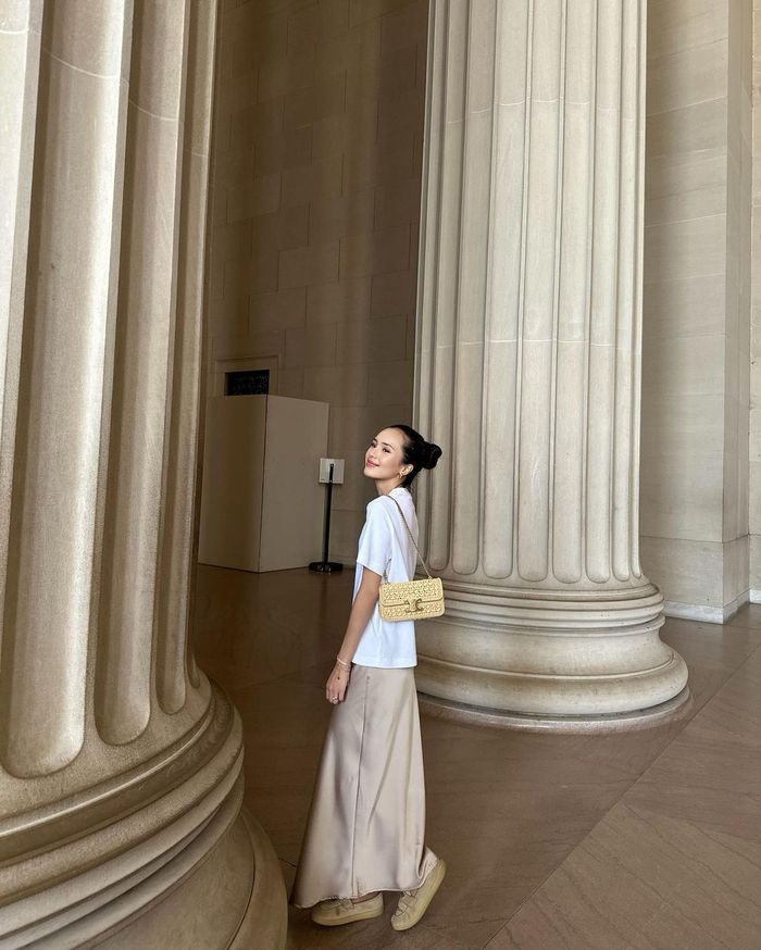 OOTD Beby Tsabina yang terlihat simpel dengan kaos putih polos.