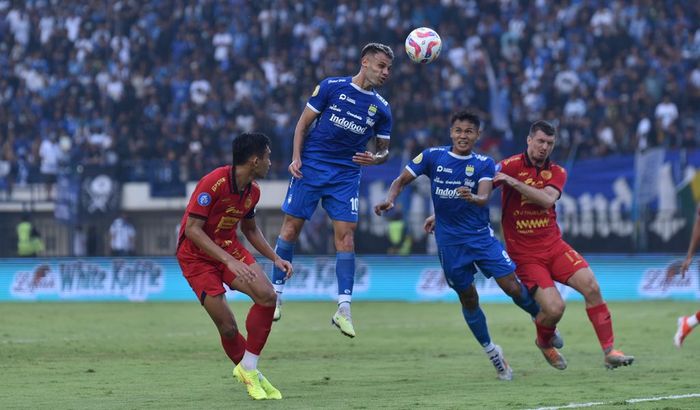 Suasana pertandingan antara Persib Bandung melawan Persija Jakarta, Senin (23/9/2024).