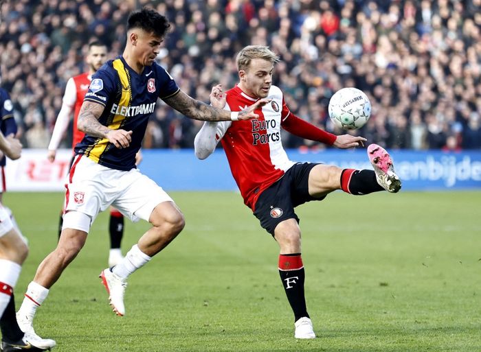 Bek berdarah Indonesia, Mees Hilgers (kiri), saat tampil membela FC Twente menghadapi Feyenoord dalam duel Liga Belanda di Stadion De Kuip, Rotterdam (28/4/2024).