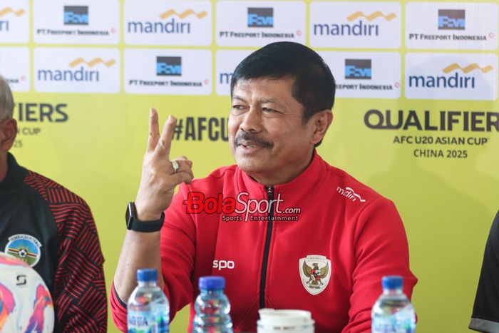 Pelatih timnas U-20 Indonesia, Indra Sjafri, saat hadir dalam sesi jumpa pers di Stadion Madya, Senayan, Jakarta, Selasa (24/9/2024).