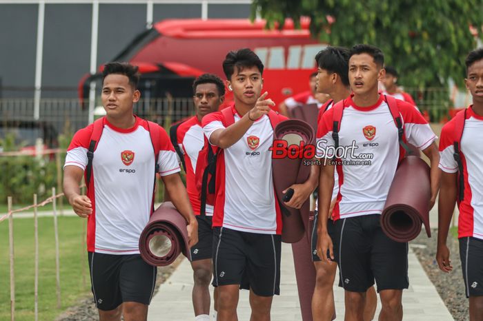 (Kiri ke kanan) Toni Firmansyah, Figo Dennis, dan Dony Tri Pamungkas sedang bergegas latihan timnas U-20 Indonesia di Lapangan A, Senayan, Jakarta, Selasa (24/7/ 2024).