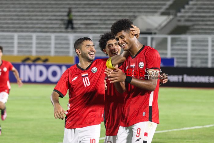 Esam Abdulatef Radman (kiri) sedang merayakan gol timnas U-20 Yaman yang dicetak oleh Abdulaziz Awadh Masnom (kanan) dalam laga Kualifikasi Piala Asia U-20 2025 di Stadion Madya, Senayan, Jakarta, Rabu (25/9/2024).