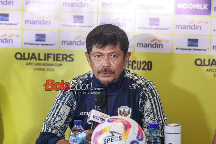 Pelatih timnas U-20 Indonesia, Indra Sjafri, sedang memberikan keterangan kepada awak media di Stadion Madya, Senayan, Jakarta, Rabu (25/9/2024).