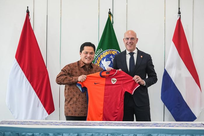 Ketua Umum PSSI Erick Thohir (kiri) bersama perwakilan KNVB yang resmi menjalani kerjasama, Rabu (25/9/2024).