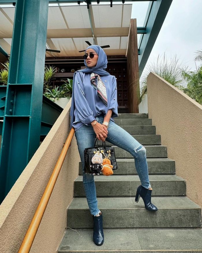 OOTD Olla Ramlan kenakan tas dengan gantungan kunci boneka Labubu.