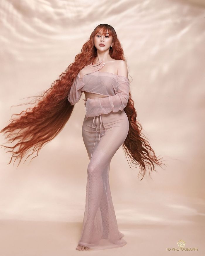 Aura Kasih kenakan busana transparan dalam pemotretan ala Rapunzel.