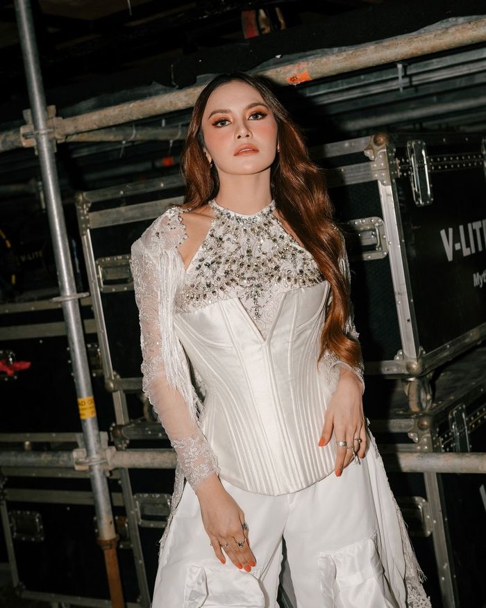 Mahalini kenakan busana rancangan rancangan desainer tanah air, Lisa Ju.