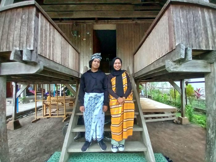 Muda-mudi kelompok ekowisata Te'e Laganda di Desa Balasuna Selatan, Kaledupa, mengenakan hasil karya Rumah Tenun Gelanserei. Pada uji coba paket ekowisata, mereka mengajak wisatawan untuk menziarahi Puo Nu Futa atau 'Pusat Bumi'&mdash;sebuah pohon asam jawa sebagai penanda jejak permukiman pertama di Bukit Tapa'a. 