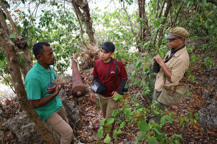 Nyong Tomia, Ketua Kelompok Poassa Nuhada di Desa Kulati, Pulau Tomia, sedang menjelaskan kepada para pejalan tentang peninggalan histori desa berupa meriam kuno di kawasan hutan adat mereka. Nyong adalah tokoh pelestari alam dan budaya, yang dahulu pernah berprofesi sebagai nelayan yang mendapatkan ikan dengan bahan peledak.