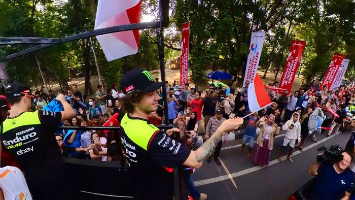 Pembalap Pertamina Enduro VR46, Marco Bezzecchi saat mengikuti MotoGP Riders Parade jelang MotoGP Indonesia 2024, di Kota Mataram, Lombok, Nusa Tenggara Barat, Rabu (25/9/2024).