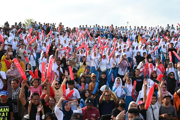 Ribuan penggemar menghadiri Parade Pembalap jelang MotoGP Indonesia 2024, di Kota Mataram, Lombok, Nusa Tenggara Barat, Rabu (25/9/2024).