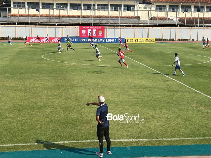 Suasana laga Persis Solo U-16 Vs Persib Bandung U-16 yang jadi pembuka kompetisi EPA Liga 1 2024-2025 di  Stadion Mini Surakarta, Nusukan, Solo pada Sabtu (28/9/2024).