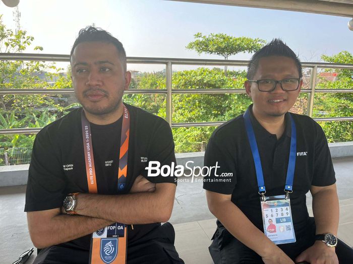 Anggota Exco PSSI, Muhamad (kiri) dan Direktor Operasional LIB, Asep Saputra (kanan) yang hadir di pembukaan kompetisi EPA Liga 1 di Stadion Mini Surakarta, Solo, Sabtu (28/9/2024).