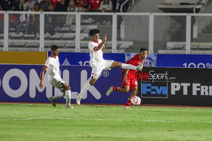 Dony Tri Pamungkas (kanan) sedang mengirimkan umpan ke rekannya dalam laga Kualifikasi Piala Asia U-20 2025 antara timnas U-20 Indonesia versus timnas U-20 Yaman di Stadion Madya, Senayan, Jakarta, Minggu (29/9/2024) malam.