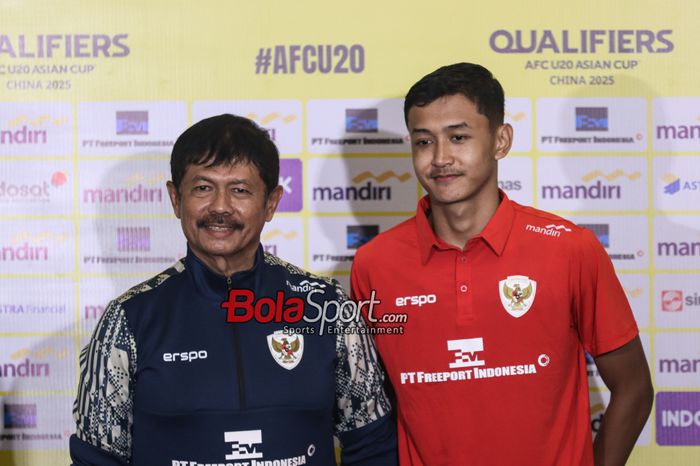 Pelatih timnas U-20 Indonesia, Indra Sjafri (kiri), bersama pemainnya bernama Dony Tri Pamungkas (kanan) dalam sesi jumpa pers di Stadion Madya, Senayan, Jakarta, Minggu (29/9/2024) malam.