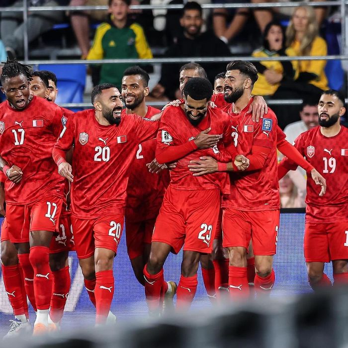 Skuad timnas Bahrain merayakan gol kemenangan atas Australia di Kualifikasi Piala Dunia 2026.