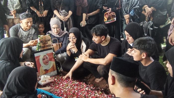 Pemakaman ibunda Sonny Septian di TPU Karet Bivak, Jakarta Pusat, Minggu (29/9/2024).