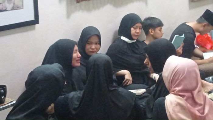 Sonny Septian dan sang kakak, Elma Theana tampak berada di dekat jenazah sang bunda yang tengah disemayamkan di rumah duka yang berlokasi di kawasan Cilandak, Jakarta Selatan.
