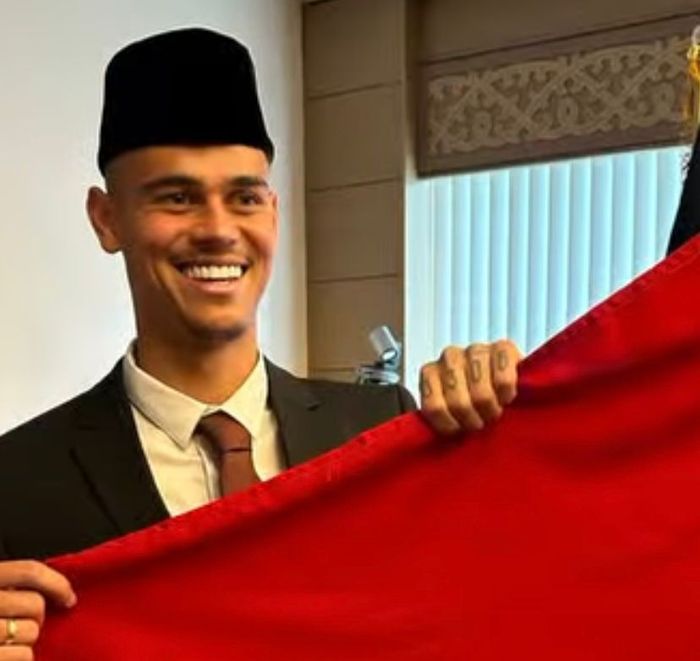 Pemain timnas Indonesia, Mees Hilgers, resmi menjadi WNI setelah pengambilan sumpah di Belanda, Senin (30/9/2024)