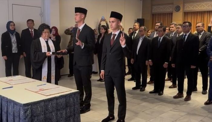 Mees Hilgers dan Eliano Reijnders saat menjalani sumpah WNI pada Senin (30/9/2024).