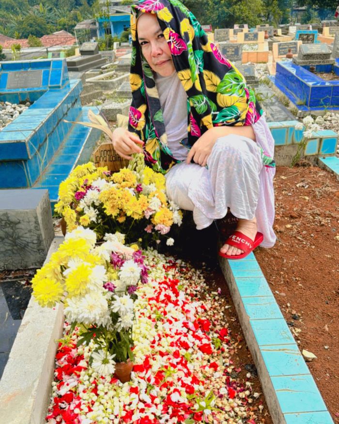 Menga minaj ber, iltimos, deb soraydi rus qizi. Paypoqda etuk mushuk, it uslubi. Surat.