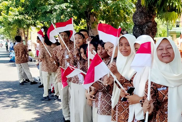 Potret para siswa SMA Negeri 1 Klaten dengan bendera Indonesia. Sejarah kontroversial juga dapat menjadi bagian dari pembentukan sikap kepada peserta didik sebagai warga negara yang baik.