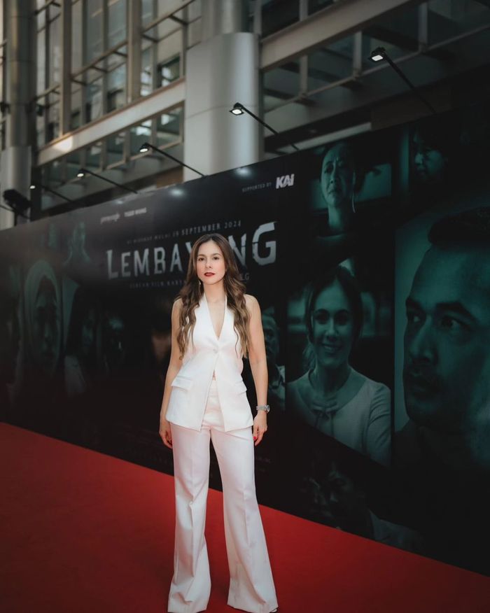 Potret serba putih Wulan Guritno kenakan sleeveless V-neck blazer.